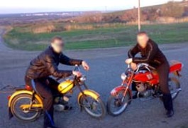 На Житомирщині двоє парубків на викрадених мопедах накатали позбавлення волі до 6 років
На Житомирщині двоє парубків на викрадених мопедах накатали позбавлення волі до 6 років