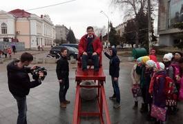 У Житомирі на спеціальному атракціоні можна пережити відчуття, які отримує людина у випадку зіткнення на швидкості 15 км/годину
У Житомирі на спеціальному атракціоні можна пережити відчуття, які отримує людина у випадку зіткнення на швидкості 15 км/годину