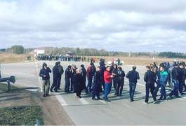 На Житомирщині копачі бурштину перекрили трасу. Хочуть далі копати. Фото
На Житомирщині копачі бурштину перекрили трасу. Хочуть далі копати. Фото
