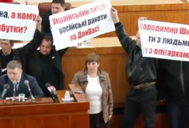 Представники Народицької громади перекрили плакатами трибуну обласної ради. Фото. Оновлено
Представники Народицької громади перекрили плакатами трибуну обласної ради. Фото. Оновлено