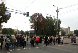 Медики, що мітингують під міською радою, перекрили дорогу
Медики, що мітингують під міською радою, перекрили дорогу