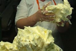 У Бердичеві підприємець підсовував у дитсадки неякісне масло
У Бердичеві підприємець підсовував у дитсадки неякісне масло