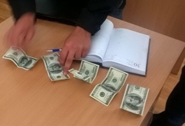 У Житомирі слідчому у відділку поліції намагалися всунути 1000 доларів
У Житомирі слідчому у відділку поліції намагалися всунути 1000 доларів