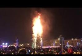 У Росії у новорічну ніч згоріла головна ялинка Сахаліну. ВІДЕО
У Росії у новорічну ніч згоріла головна ялинка Сахаліну. ВІДЕО